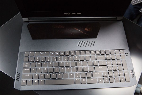 宏碁超薄游戏本Triton 700：机械键盘+透明触控板1