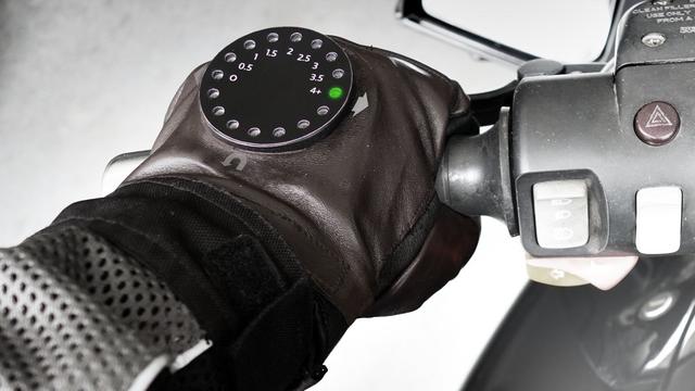摩托车导航终极解决方案 把导航仪装在手套上1