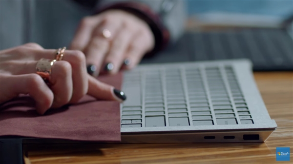 没有如果，Surface Laptop 本来是有 USB Type-C 接口的1