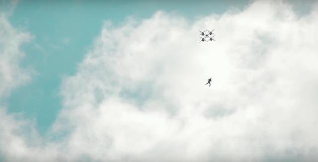 世界首次！无人机跳伞你见过吗？1