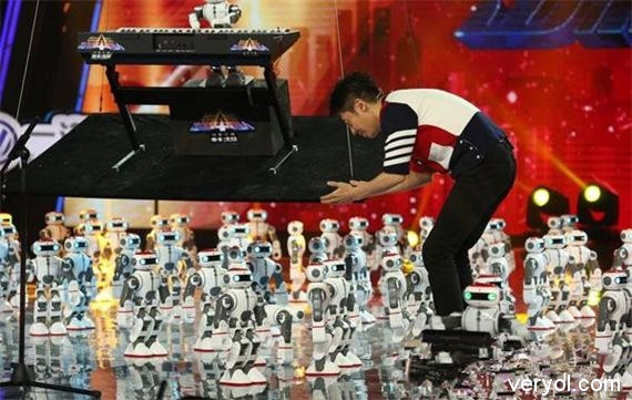 108个机器人亮相《出彩中国人》，集体热舞十分吸睛！1