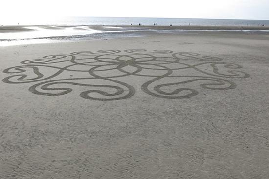 一个可以在沙滩上绘画的机器人5