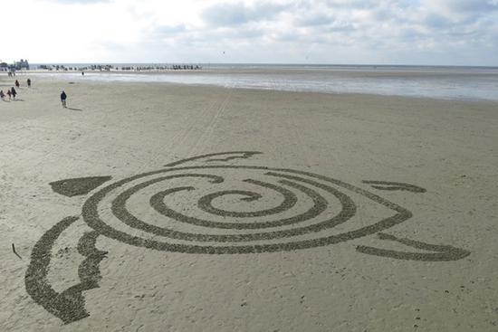 一个可以在沙滩上绘画的机器人3