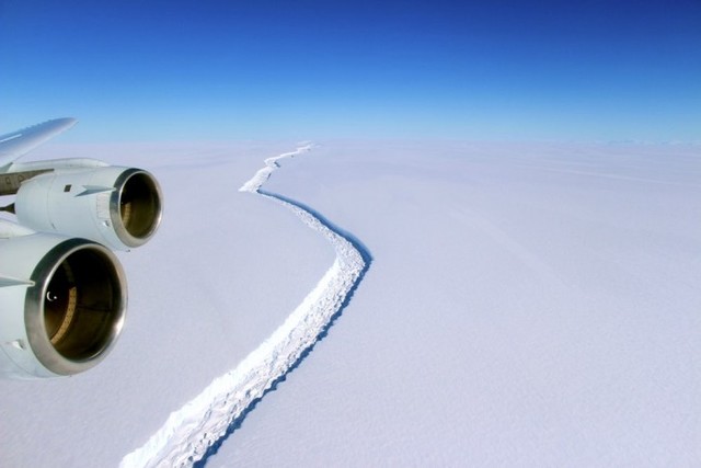 可怕 南极洲Larsen C冰架裂缝继续加剧1