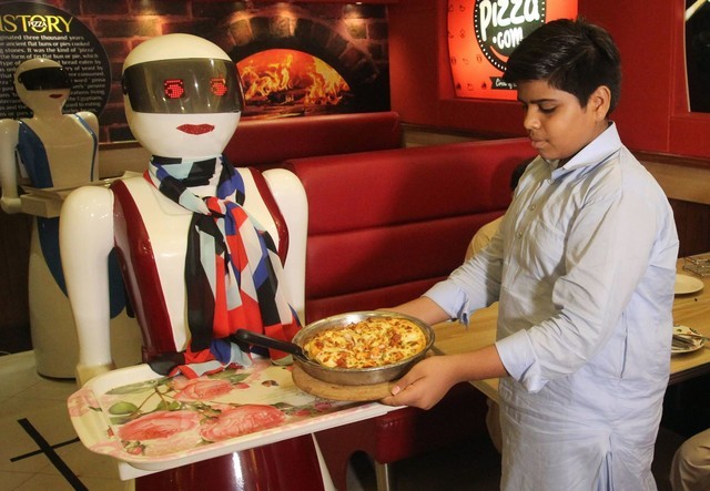 巴基斯坦雇佣机器人服务员 生意好到爆！1
