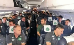 巴西足球运动员所乘私人飞机坠毁 已救出至少10人