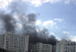 突发！深圳比亚迪一厂房突发起火，浓烟滚滚弥漫天空