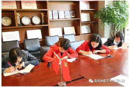 重庆国际艺术党支部开展“手抄党章硬笔书法大赛”活动