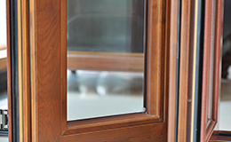 提升居家舒适度，铝木门窗的隔热与隔音效果。