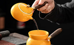 茶具的艺术之美：手工制作的精湛工艺赢得青睐。