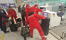从上海直飞兰州！东航护送3支救援队、近2吨救援物资赶赴灾区