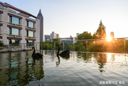 臻驭流光 奢享雅境 以无界奢华演绎不羁灵魂 劳斯莱斯Black Badge耀现臻享之境