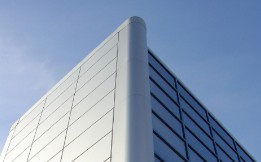 鋁單板：以 “輕” 承重，以 “強(qiáng)” 立骨，重塑現(xiàn)代建筑材料格局