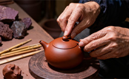 秋油大典顯匠心，《飲馬圖》禮盒讓非遺走近青年