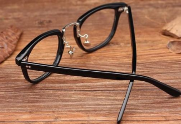 什么材质的眼镜架比较好？选购时需注意什么？