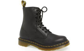 马丁靴的鞋带怎么系 马丁靴搭配什么裤子好看