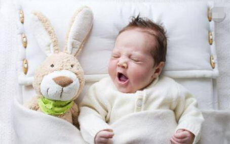新生儿什么奶粉比较好？0岁宝宝可以枕枕头吗？