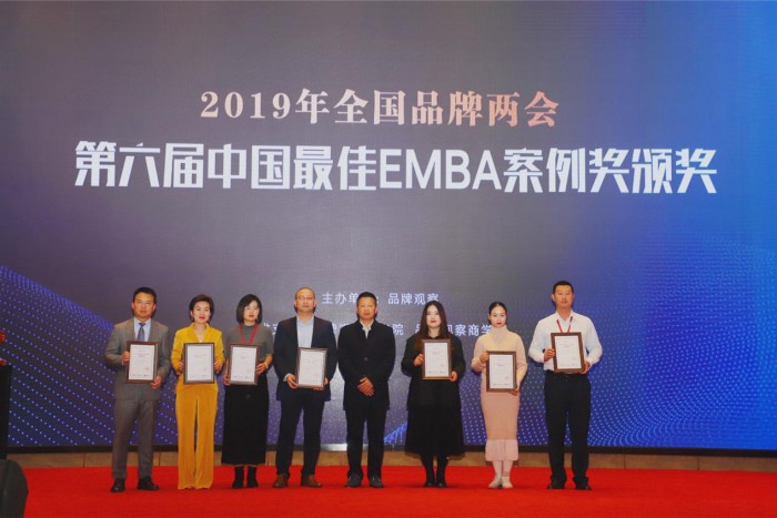 燕之屋郑州代理商王俊杰（左一）代表企业领取荣誉证书