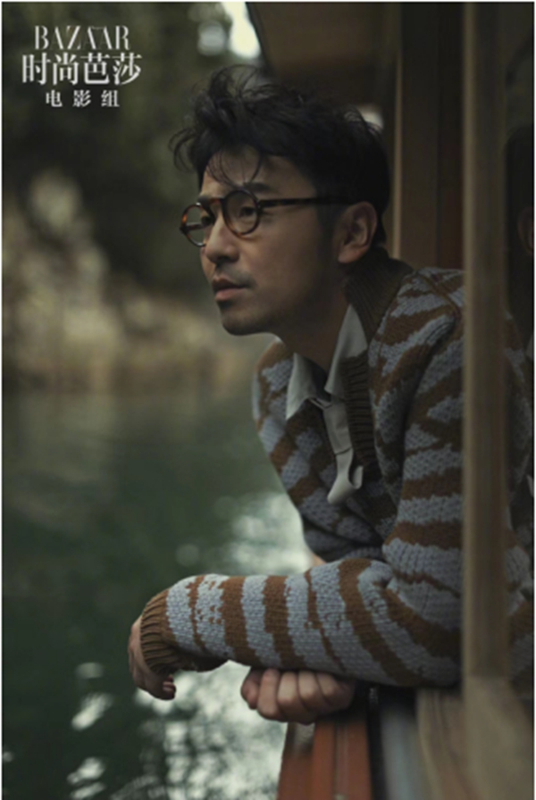 雷佳音拍摄儒雅时尚大片 定格眼镜造型自在写意