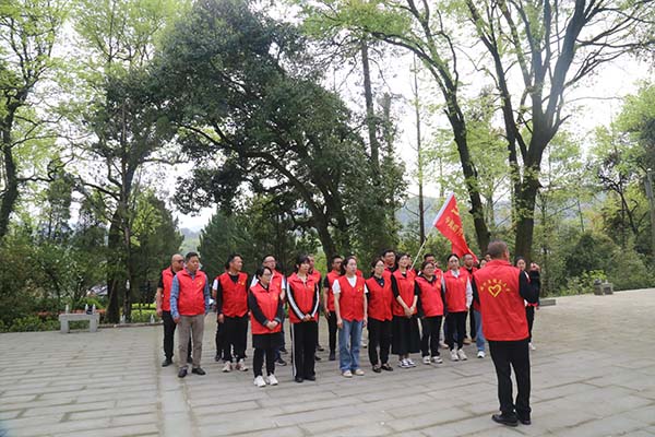 群升集团党委、工会组织开展清明节烈士陵园扫墓活动及春日团建活动