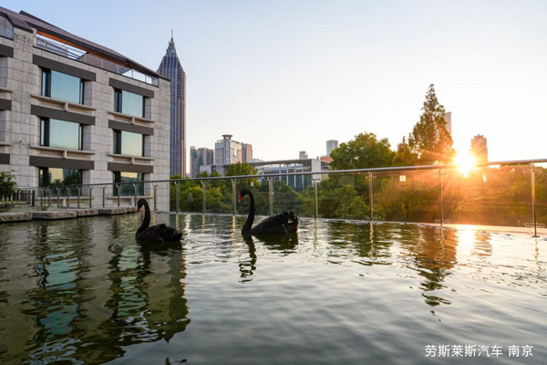 臻馭流光 奢享雅境 以無界奢華演繹不羈靈魂 勞斯萊斯Black Badge耀現臻享之境