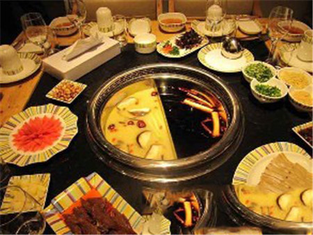 火锅摆在•川西坝子火锅加盟